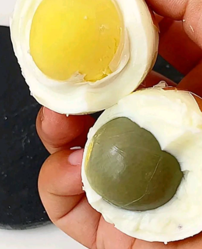 煮雞蛋為什么蛋黃變綠了？